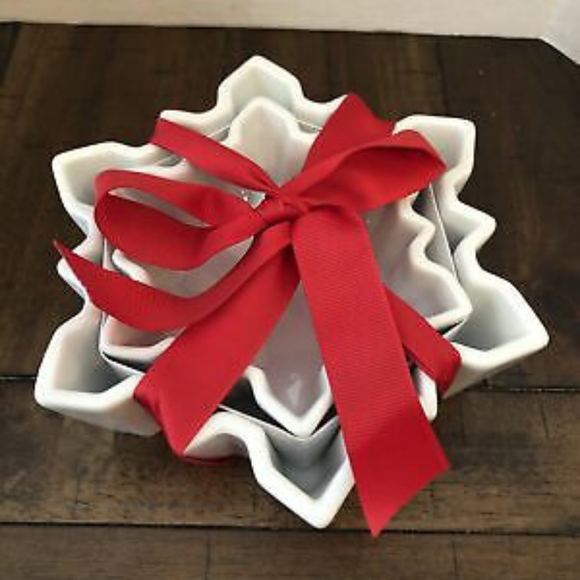 Crate&Barrel Holiday Crate Barrel Set Of White Snowflake Nesting